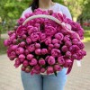 101 малиновый пион Флеминг в корзине